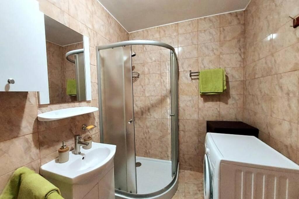 Spacious Flat, With Free Parking & Air Conditioning Floreşti Екстериор снимка